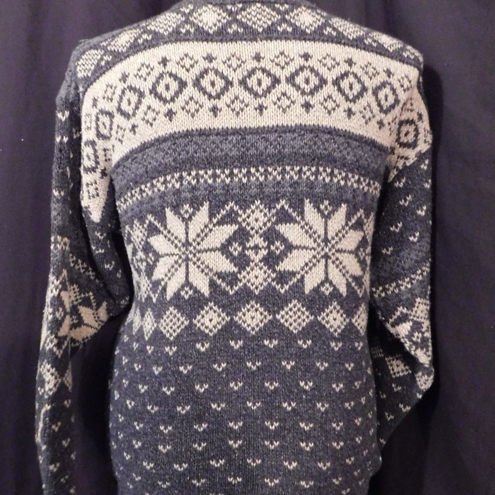 Classic Men's Large Snowflake Sweater Gray & White